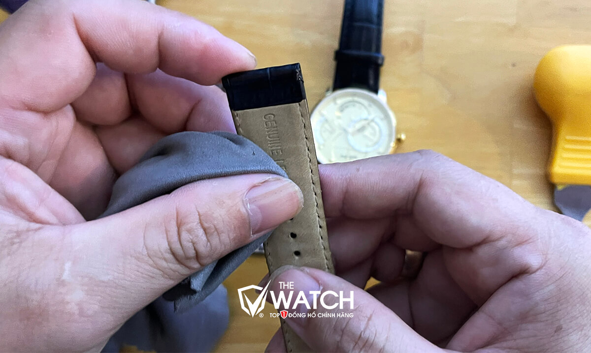 Hướng dẫn vệ sinh dây da đồng hồ đúng cách - The Watch